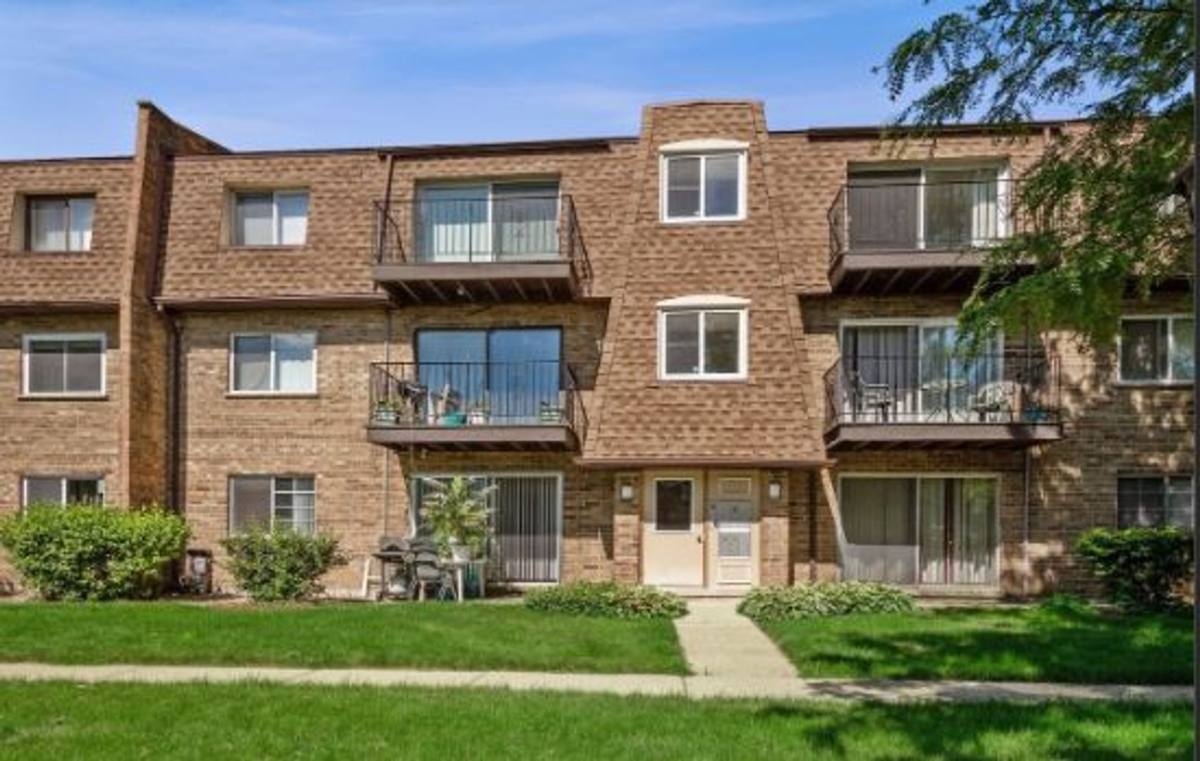Apartment for rent at 9380 Bay Colony Dr, Des Plaines, IL 60016