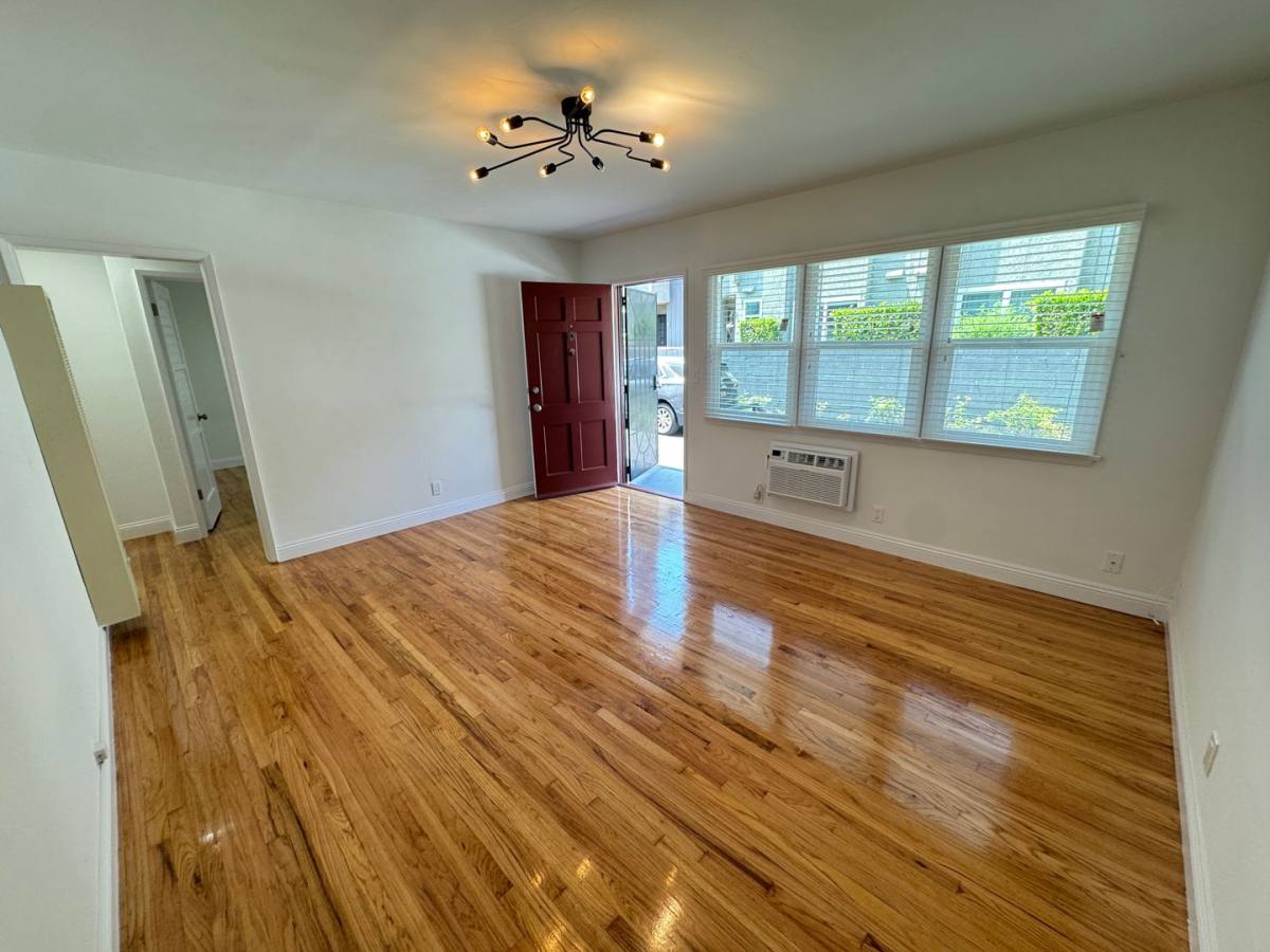 Apartment for rent at 2028 Delaware Ave, Santa Monica, CA 90404