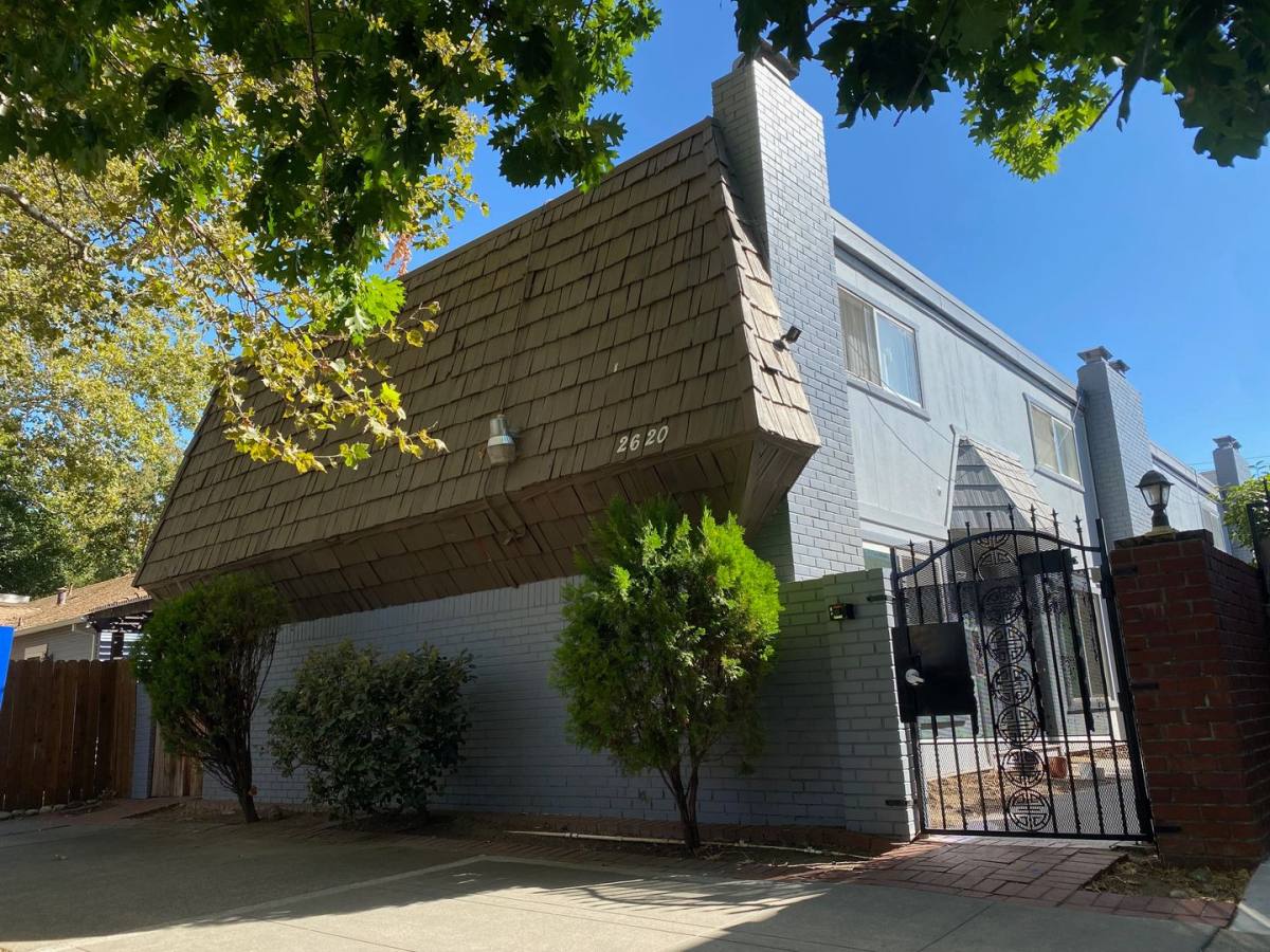 Townhouse for rent at 2620 C St, Sacramento, CA 95816