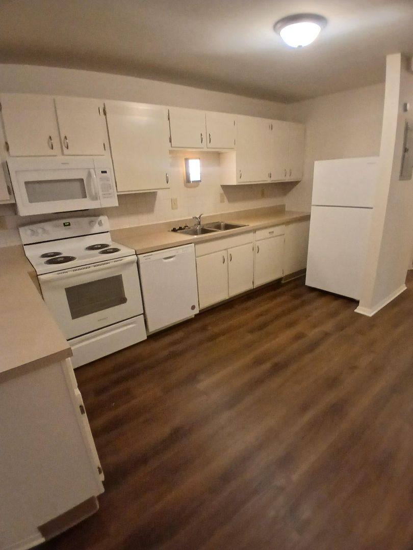 Apartment for rent at 11327 Gravois Rd, Saint Louis, MO 63126
