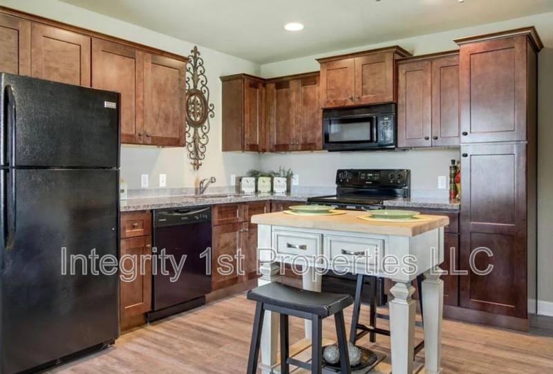 Townhouse for rent at 10510 Clubhouse Dr, Kansas City, KS 66109