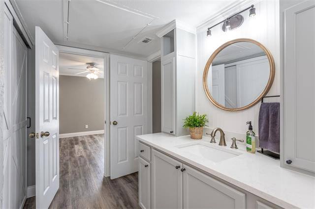 Apartment for rent at 16301 Ledgemont, Addison, TX 75001