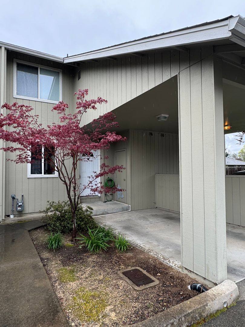 Townhouse for rent at 310 Terry Lane, Grants Pass, OR 97526