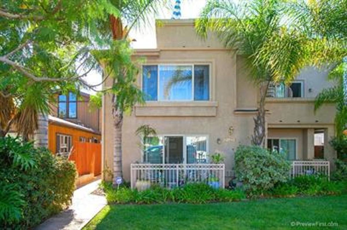 Townhouse for rent at 2033 Felspar St, San Diego, CA 92109