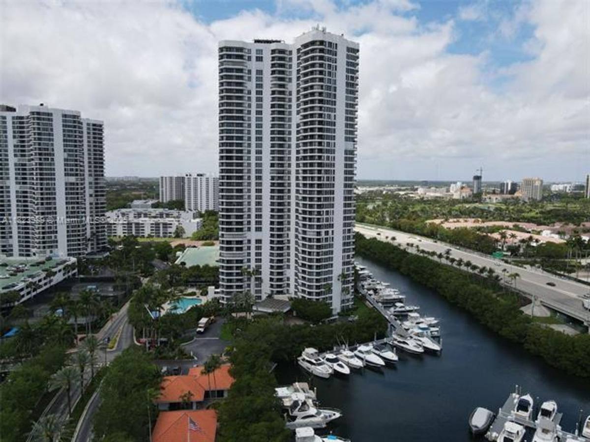Apartment for rent at 3500 Mystic Pointe Dr, Miami, FL 33180