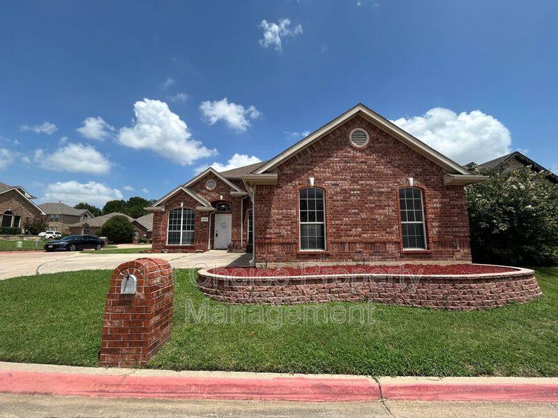 House for rent at 4215 Glen Garden Dr, Arlington, TX 76016