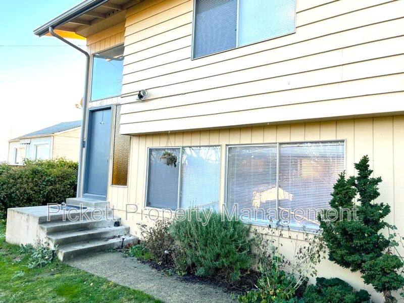 Townhouse for rent at 1615 Trenton Ave, Bremerton, WA 98310