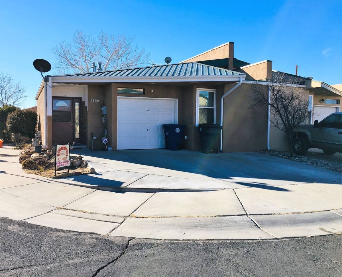House for rent at 5600 Del Oeste Rd NW, Albuquerque, NM 87105