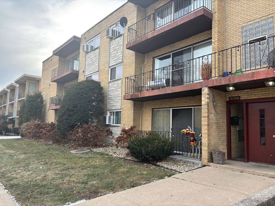 Apartment for rent at 10302 S Komensky Ave #2, Oak Lawn, IL 60453