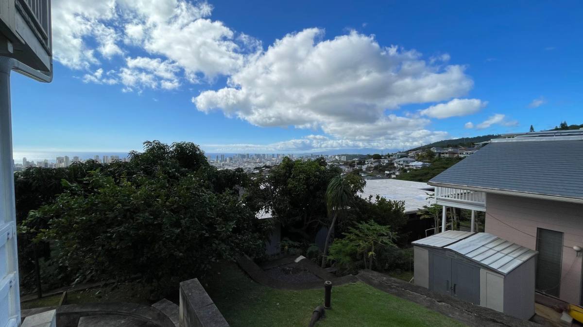Apartment for rent at 3039 Alencastre Place, Honolulu, HI 96816
