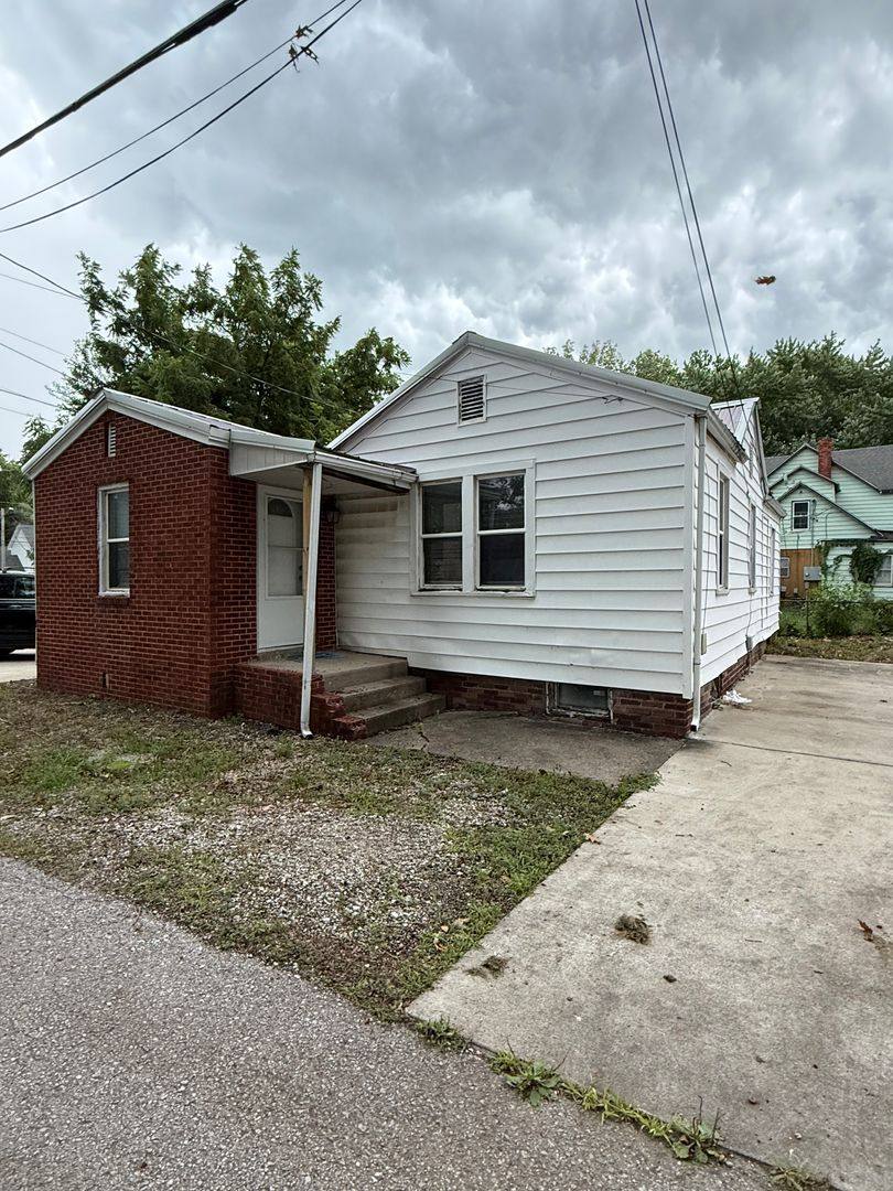 House for rent at 814 W Washington St, Springfield, IL 62702
