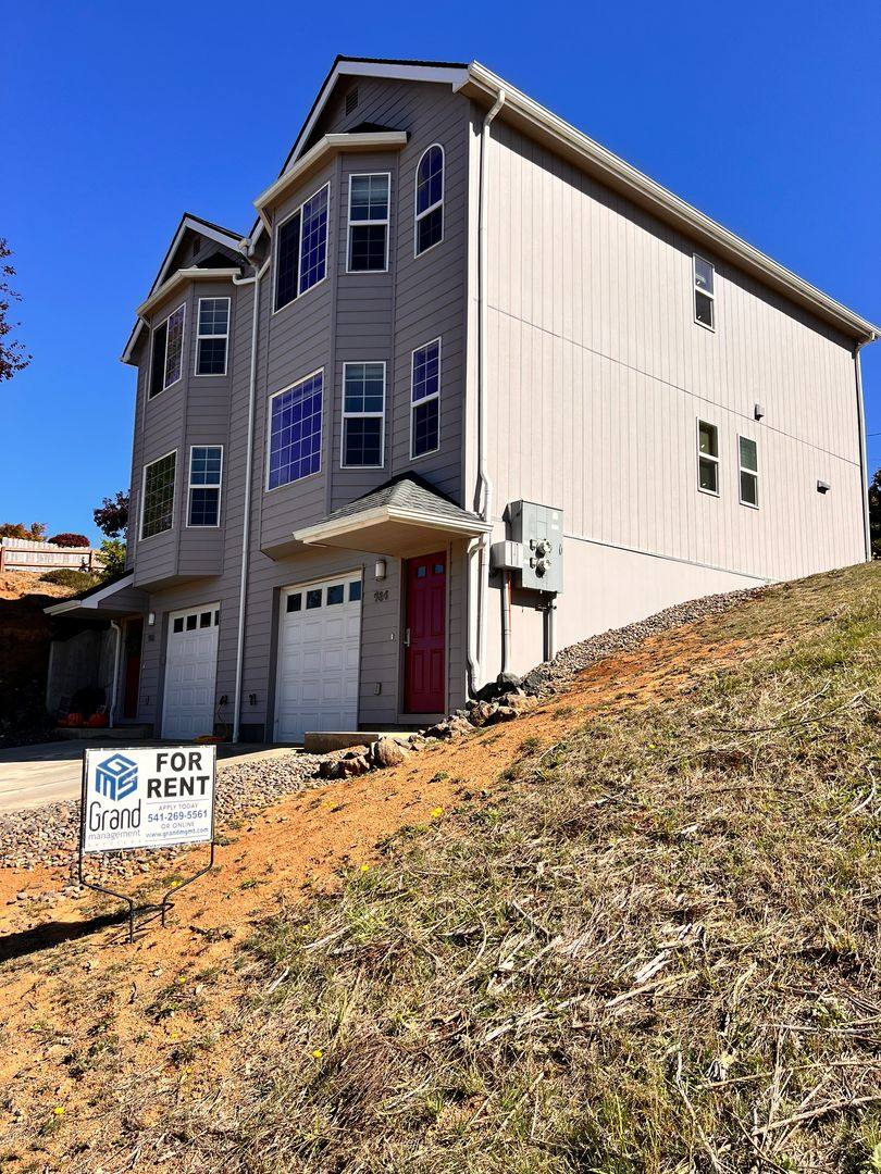 Apartment for rent at 964 & 966 N, Coos Bay, OR 97420