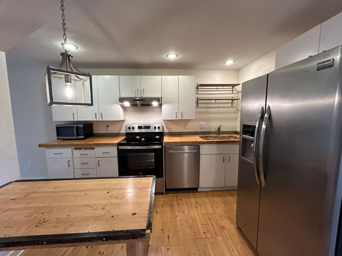 Townhouse for rent at 2254 Maplewood Dr S, Salem, OR 97306