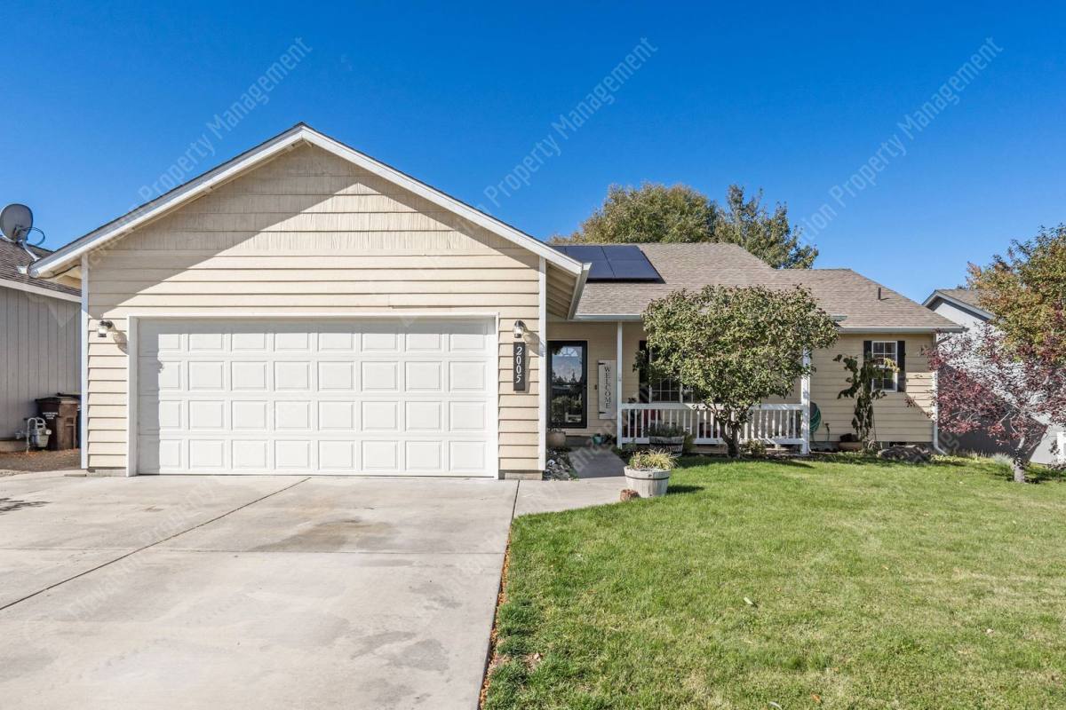 House for rent at 2005 SW 35th St, Redmond, OR 97756