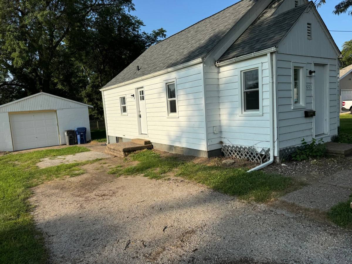 House for rent at 3203 Central Ave, Bettendorf, IA 52722