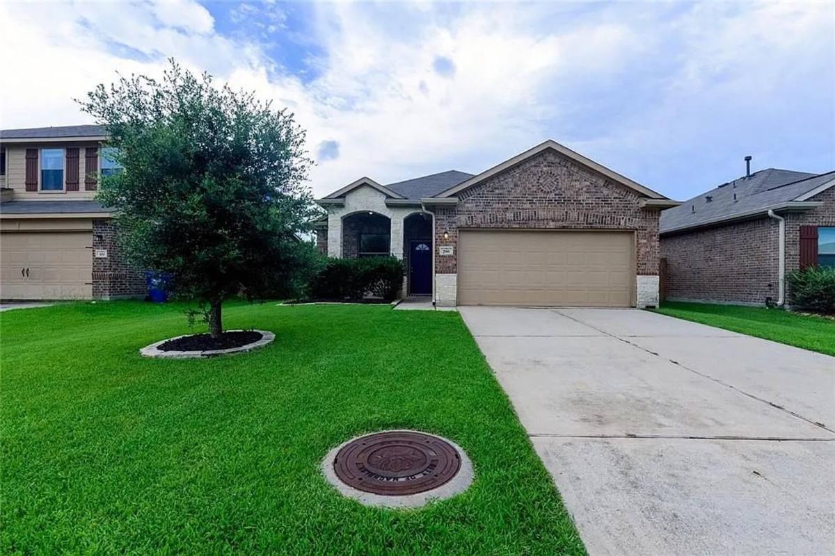 House for rent at 296 Country Crossing Circle, Magnolia, TX 77354