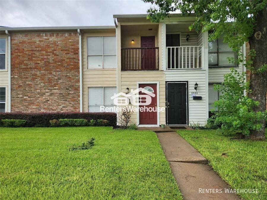 Townhouse for rent at 8848 Kempwood Dr, Houston, TX 77080