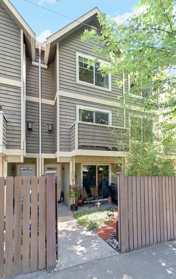 Townhouse for rent at 13810 Greenwood Ave N #B, Seattle, WA 98133