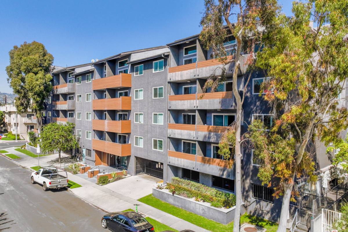 Apartment for rent at 110 S Sweetzer Ave, Los Angeles, CA 90048