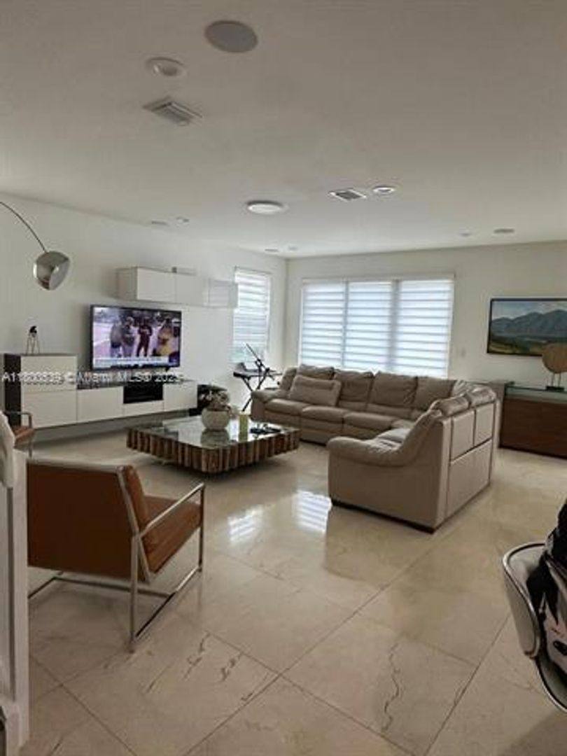 House for rent at 10423 NW 70th Lane, Miami, FL 33178