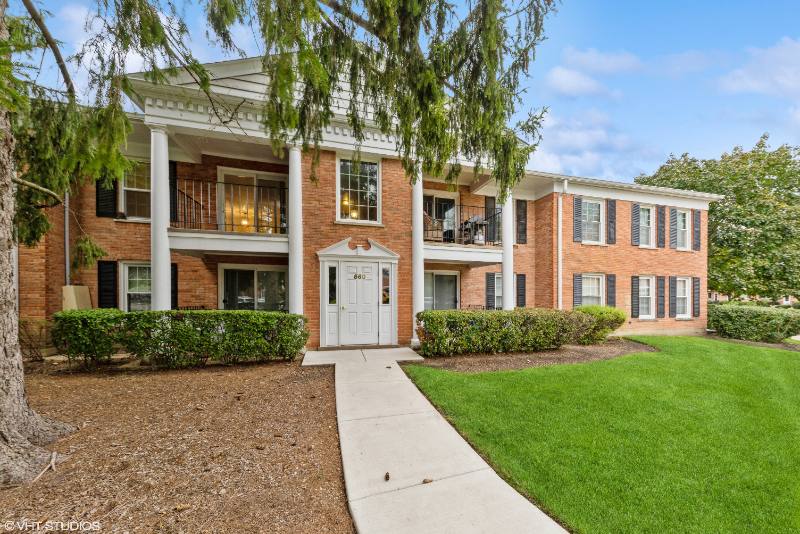 Apartment for rent at 560 Shorely Dr #202, Barrington, IL 60010