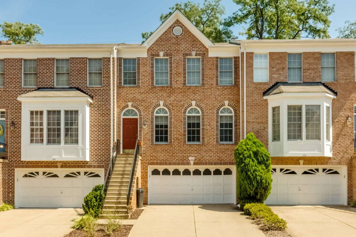 Townhouse for rent at 122 Shepherdson Lane NE, Vienna, VA 22180