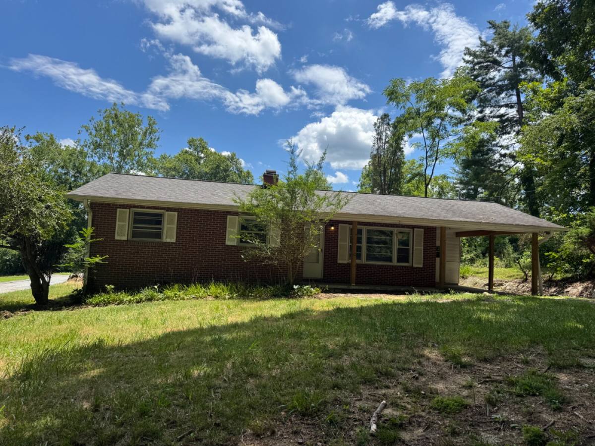 House for rent at 707 Rhodes Park Dr, Hendersonville, NC 28791
