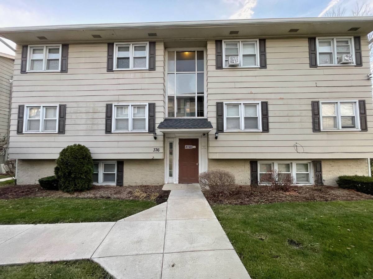 Apartment for rent at 376 Old Indian Trail #8, Aurora, IL 60506