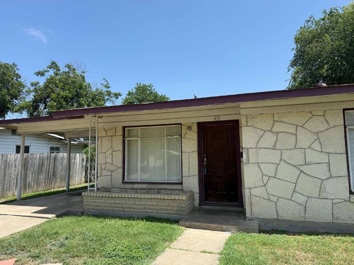 Townhouse for rent at 419 Rosemont, San Antonio, TX 78228
