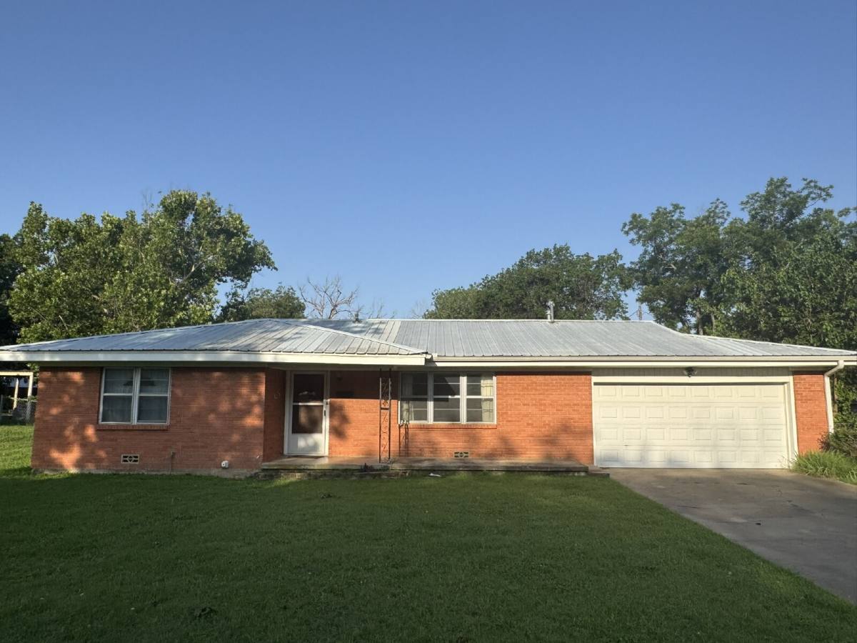 House for rent at 420 N Lydia Ave, Stephenville, TX 76401