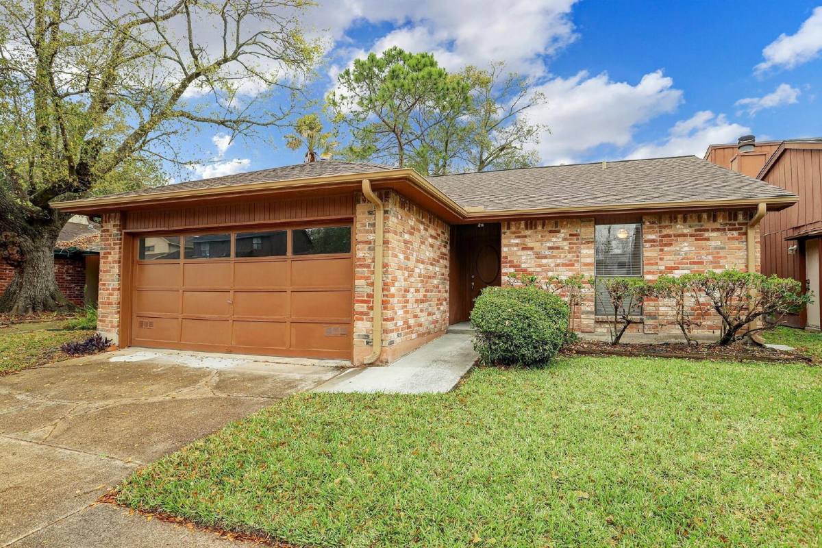House for rent at 5006 Birchmont Dr, Houston, TX 77091