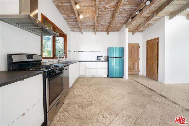House for rent at 960 N Tigertail Rd, Los Angeles, CA 90049