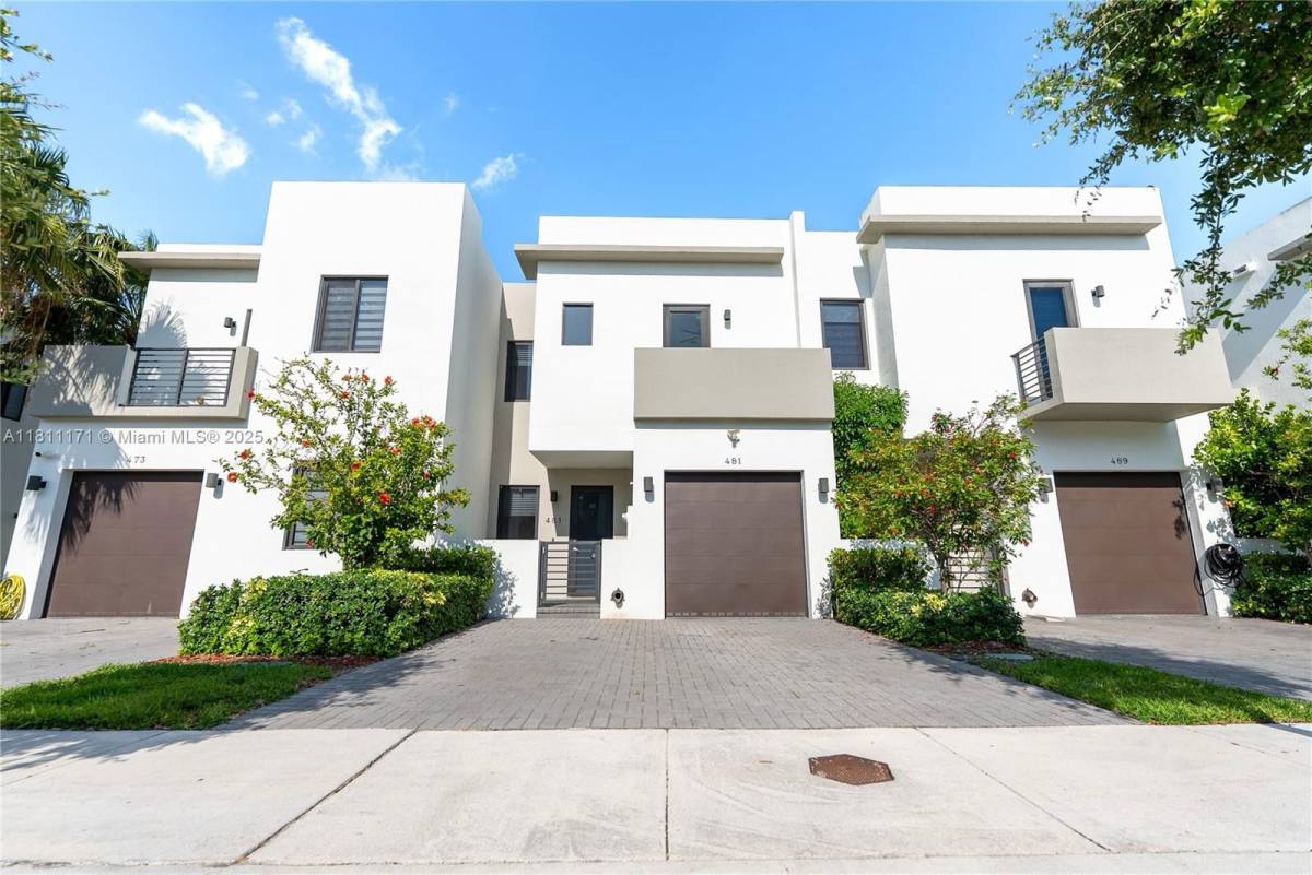 Townhouse for rent at 481 SW 91st Court, Miami, FL 33174