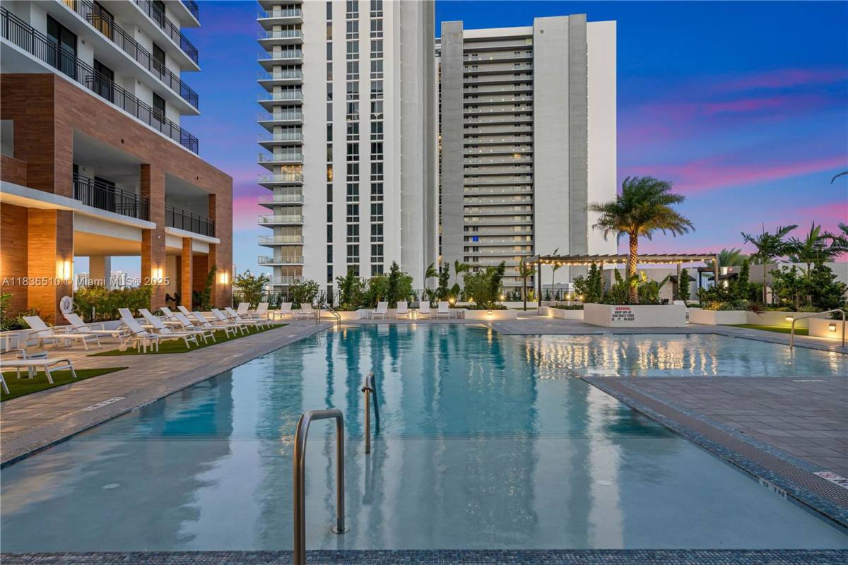 Townhouse for rent at 16395 Biscayne Blvd, North Miami Beach, FL 33160