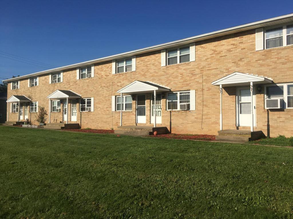 Townhouse for rent at 2115 Kenyon St, Louisville, OH 44641