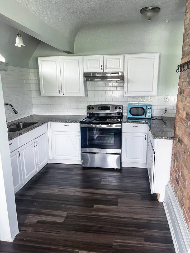 Apartment for rent at 2160 Glenwood Ave #4, Toledo, OH 43620