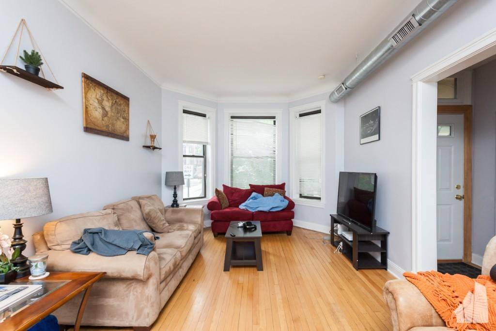 Condo for rent at 1014 W Roscoe #1F, Chicago, IL 60654