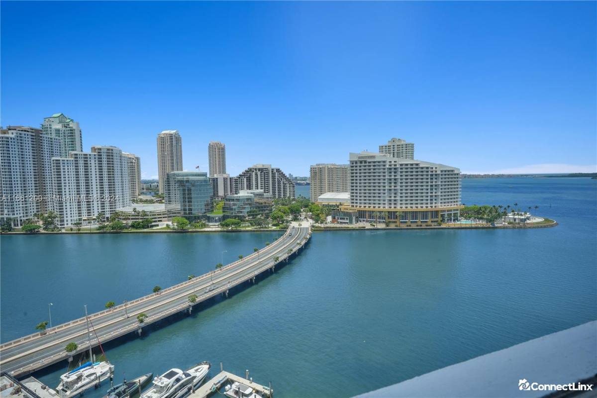 Apartment for rent at 905 Brickell Bay Dr #1831, Miami, FL 33131