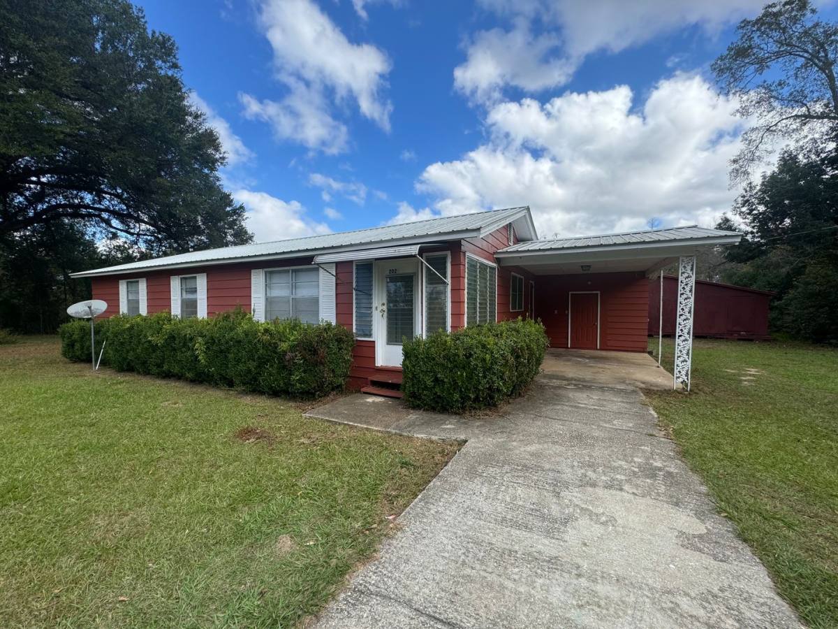 House for rent at 2022 Lincoln Ave, Grand Ridge, FL 32442