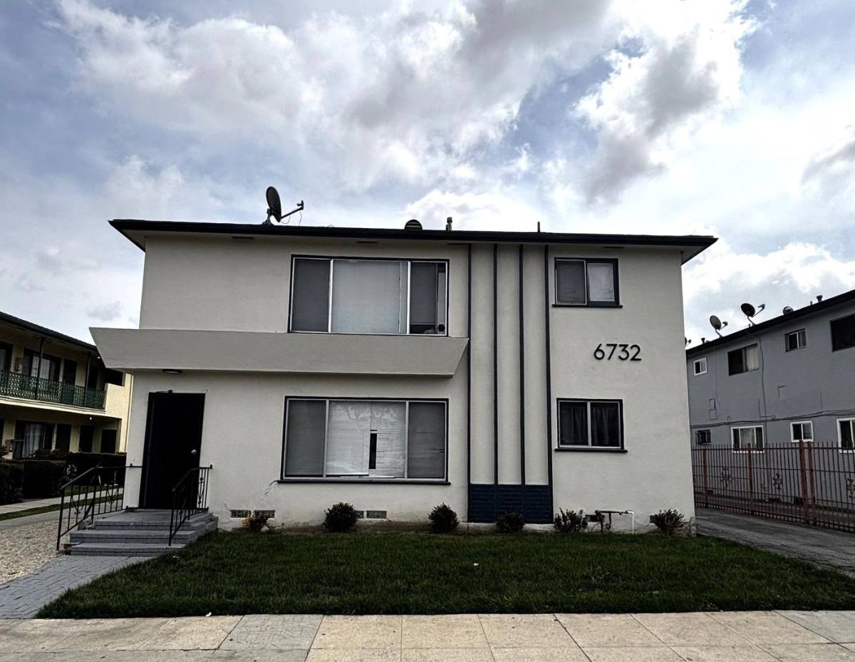 Apartment for rent at 6732 W Blvd, Los Angeles, CA 90043