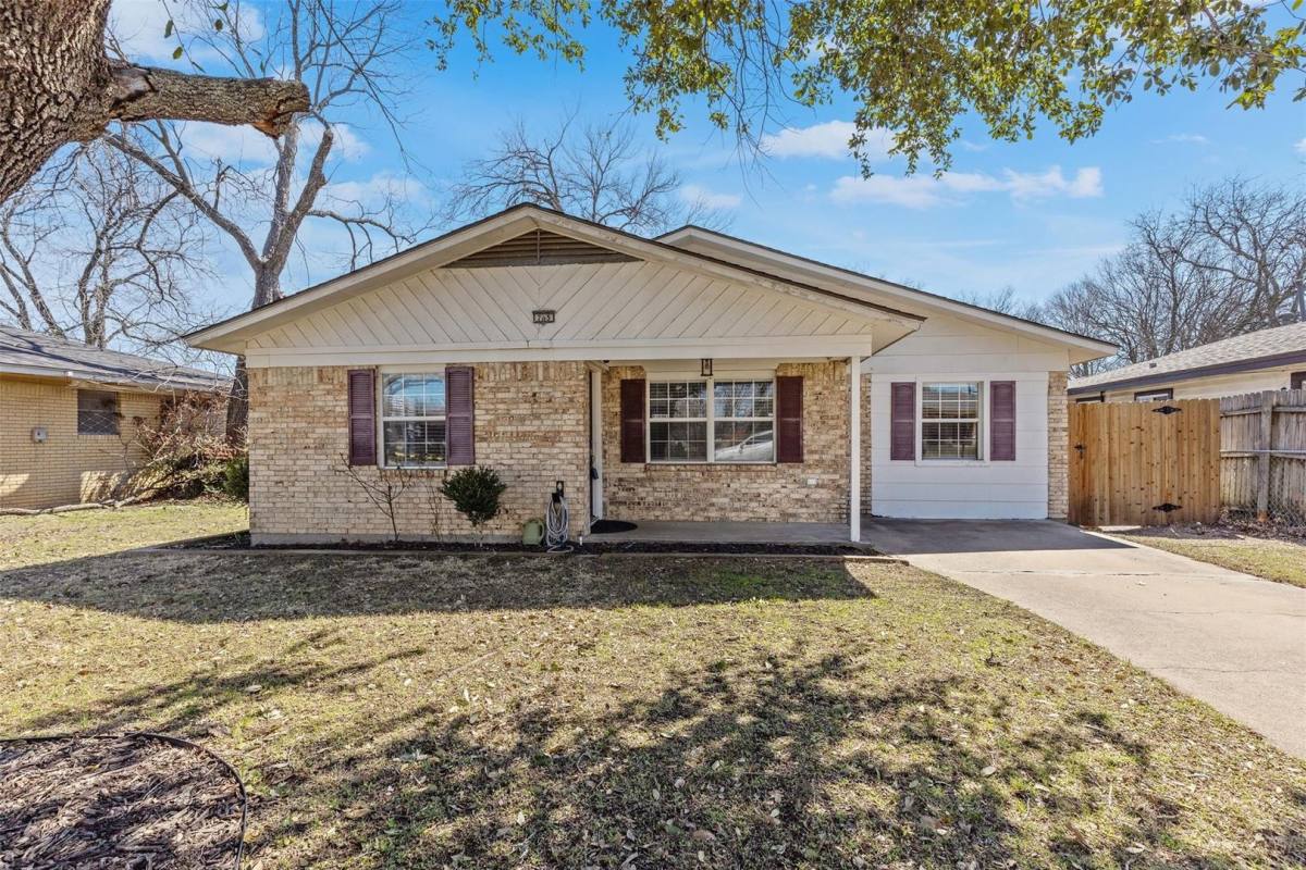 House for rent at 705 Phillips St, Cleburne, TX 76033