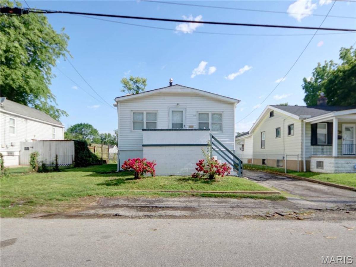House for rent at 209 W Arlee Ave, Saint Louis, MO 63125
