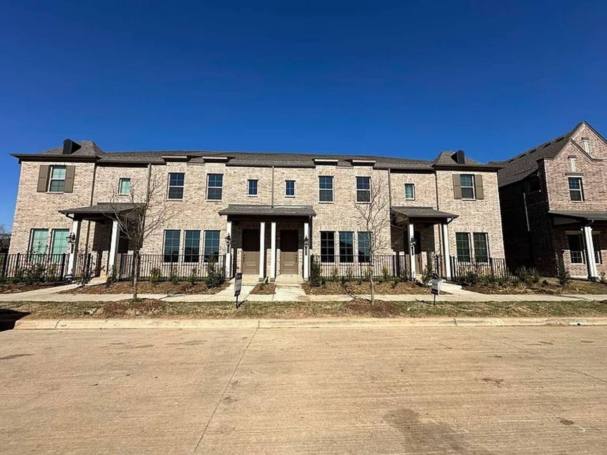 Townhouse for rent at 2422 Bulin Dr, Mansfield, TX 76063