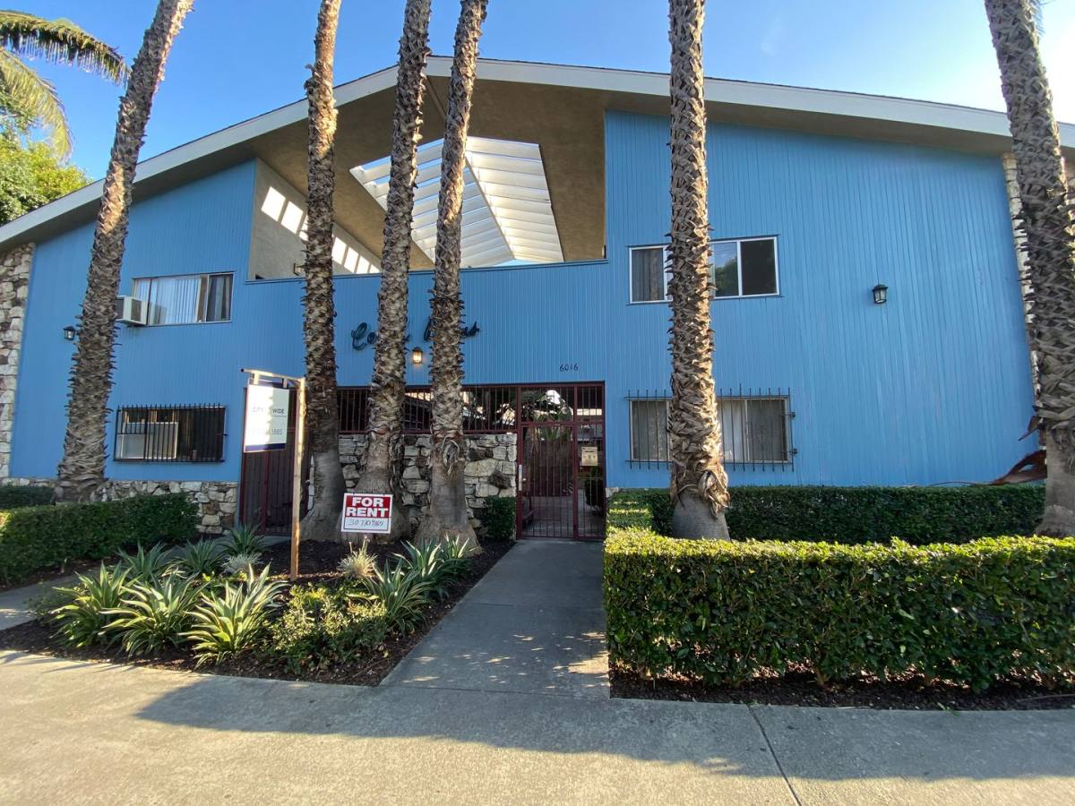 Apartment for rent at 6016 Franklin Ave, Los Angeles, CA 90028