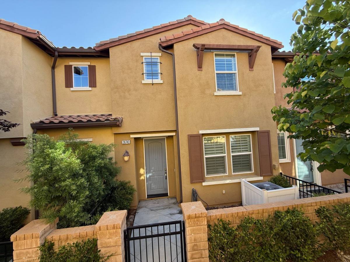 Townhouse for rent at 28743 Jardineras Dr, Valencia, CA 91354