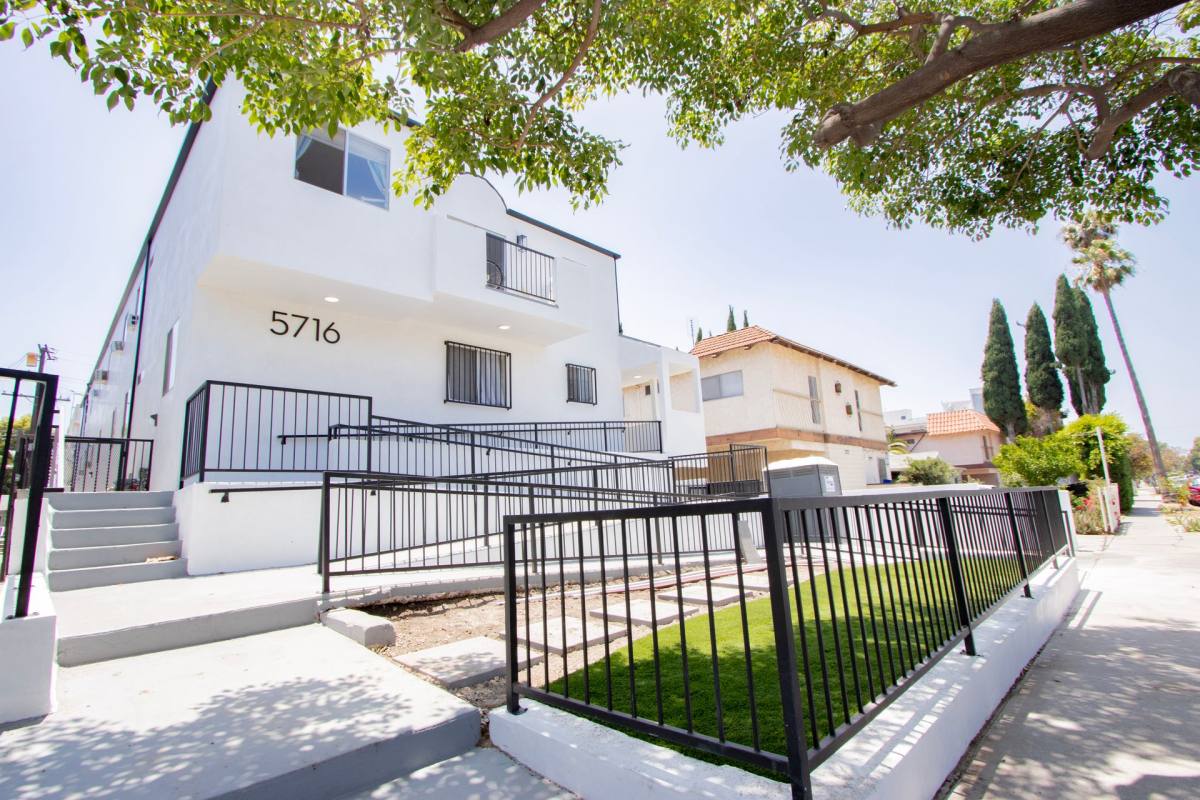 Apartment for rent at 5716 Lexington Ave, Los Angeles, CA 90038