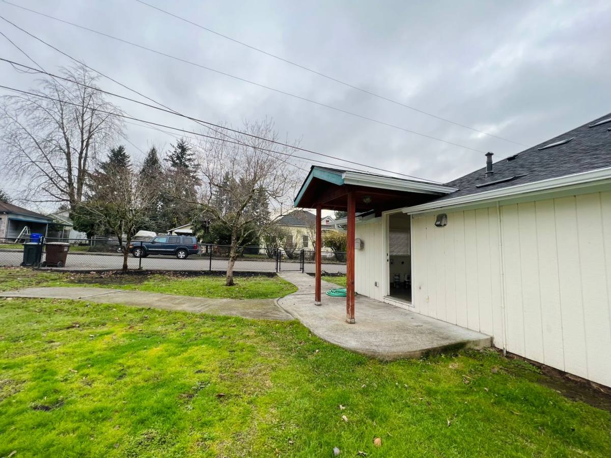 House for rent at 164 SE Kelly Ave, Gresham, OR 97030