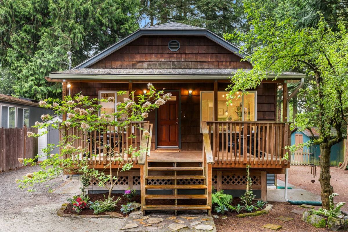 House for rent at 15516 10th Ave NE, Seattle, WA 98155