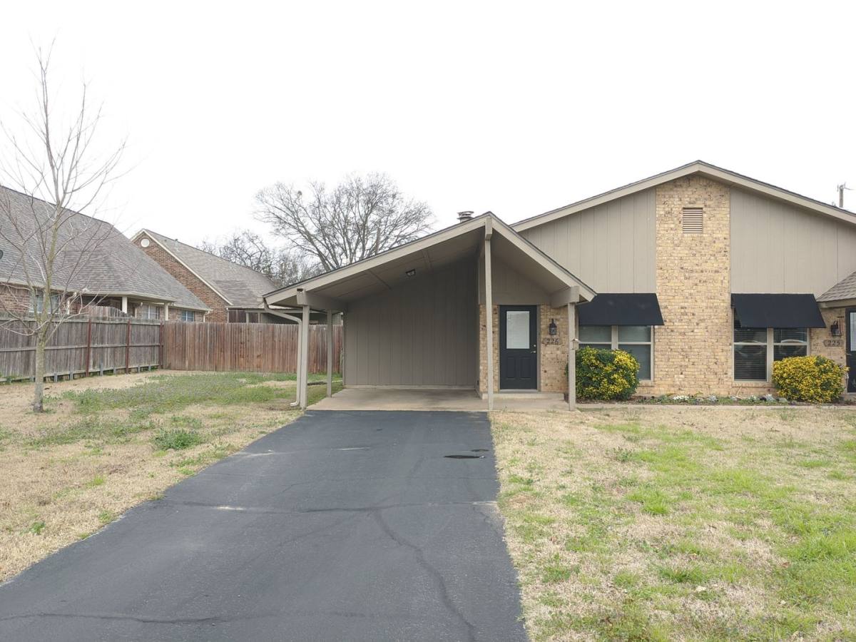 Apartment for rent at 809 Broad St, Chandler, TX 75758