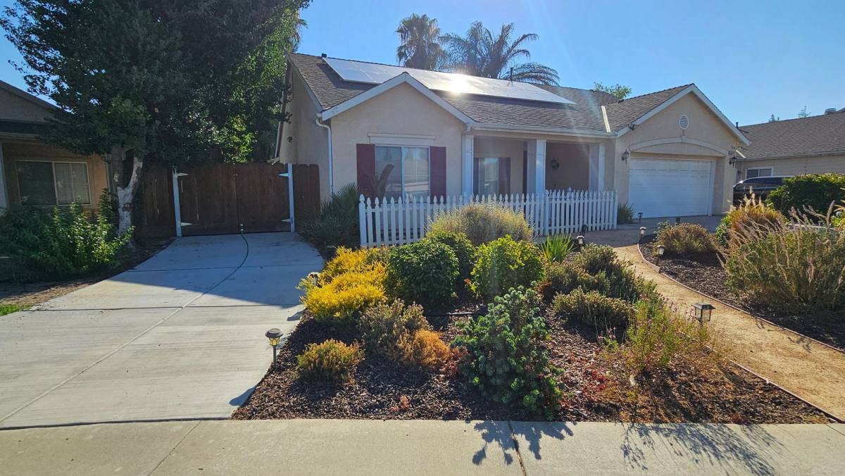 House for rent at 1516 Ave E, Kingsburg, CA 93631